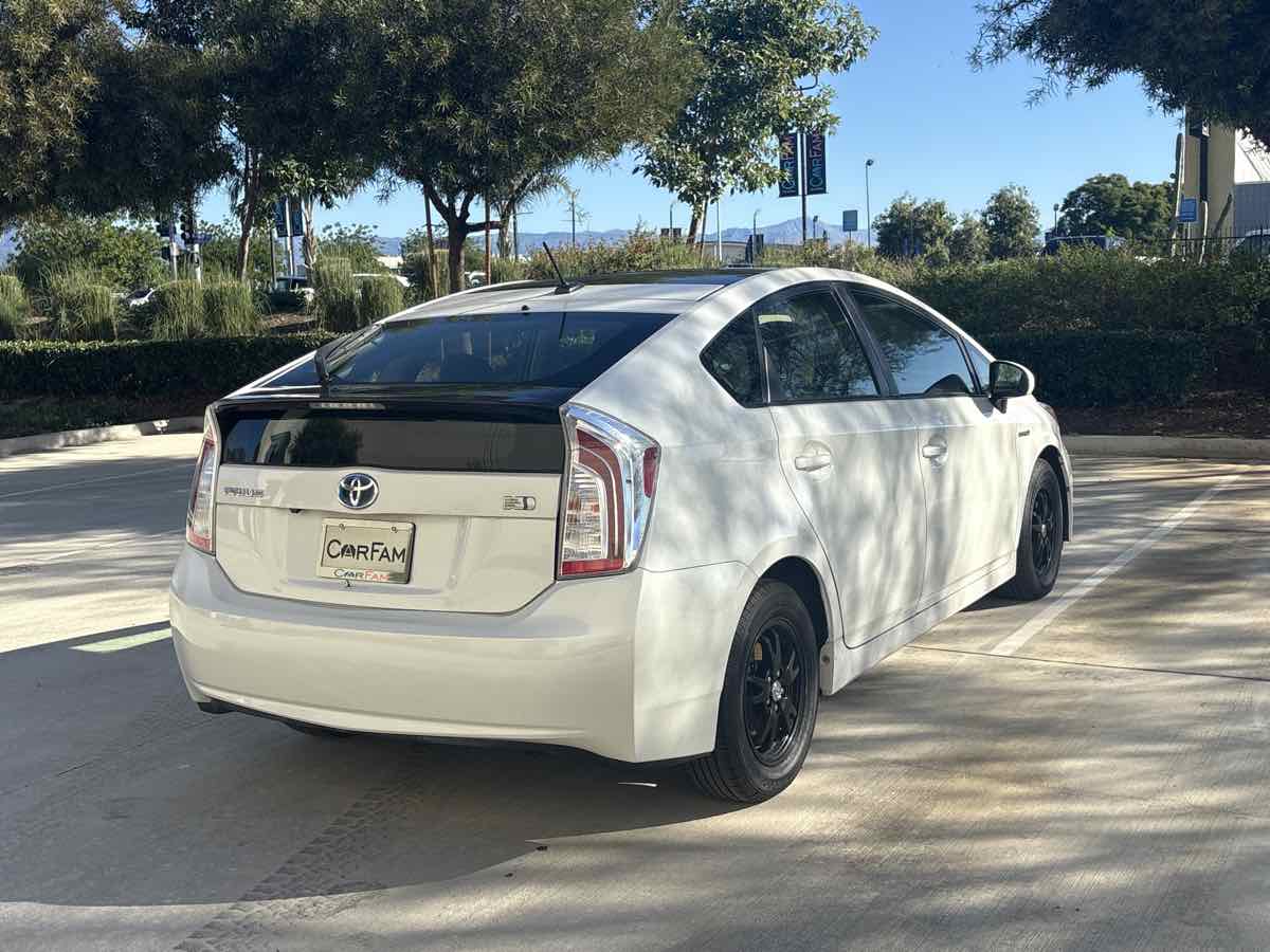 2015 Toyota Prius Three photo 3