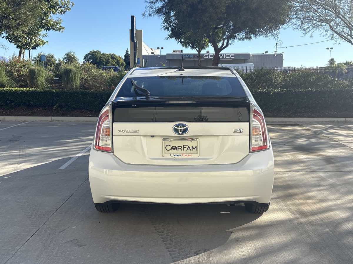 2015 Toyota Prius Three photo 4