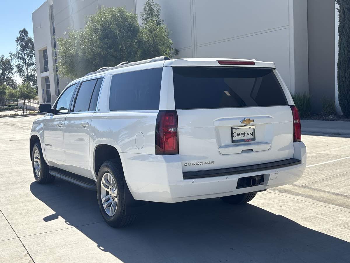 2018 Chevrolet Suburban LT photo 2