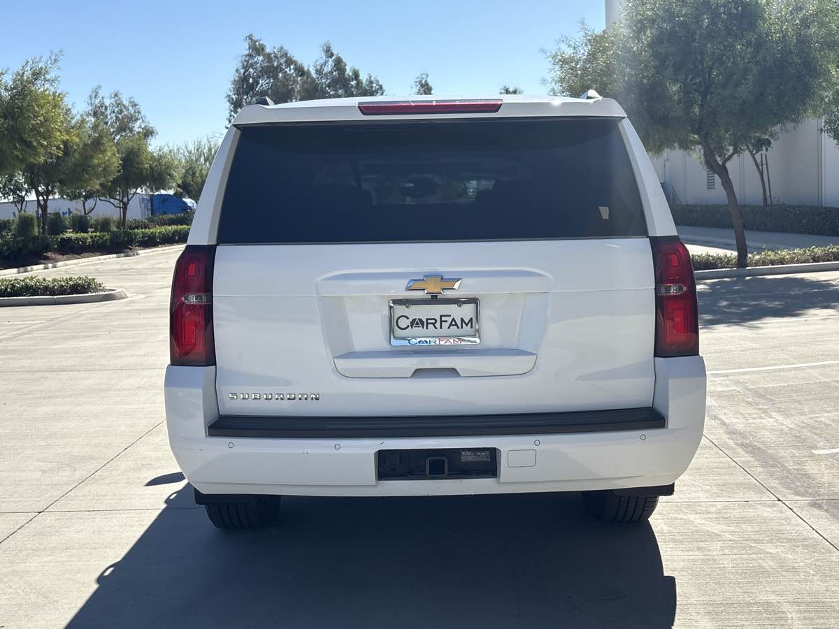 2018 Chevrolet Suburban LT photo 3