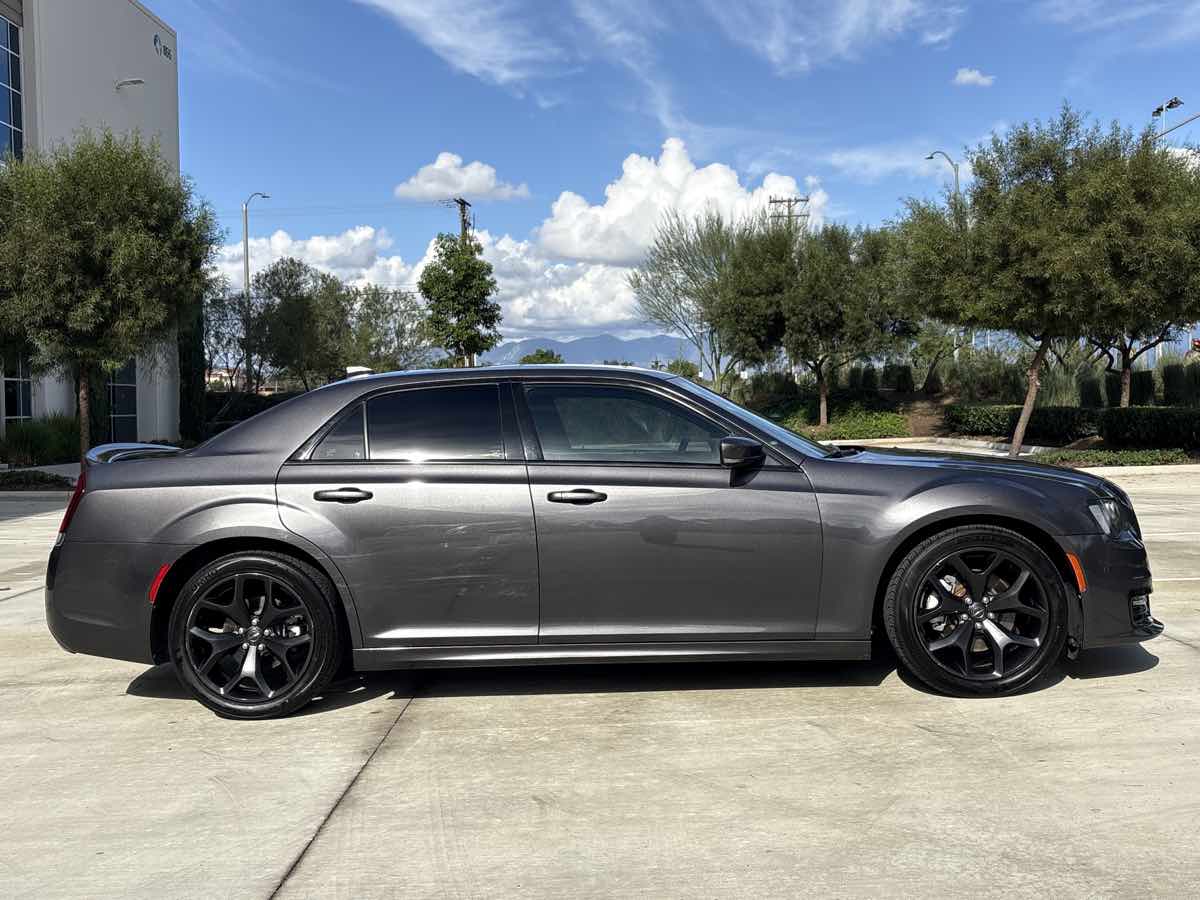 2021 Chrysler 300 photo 2