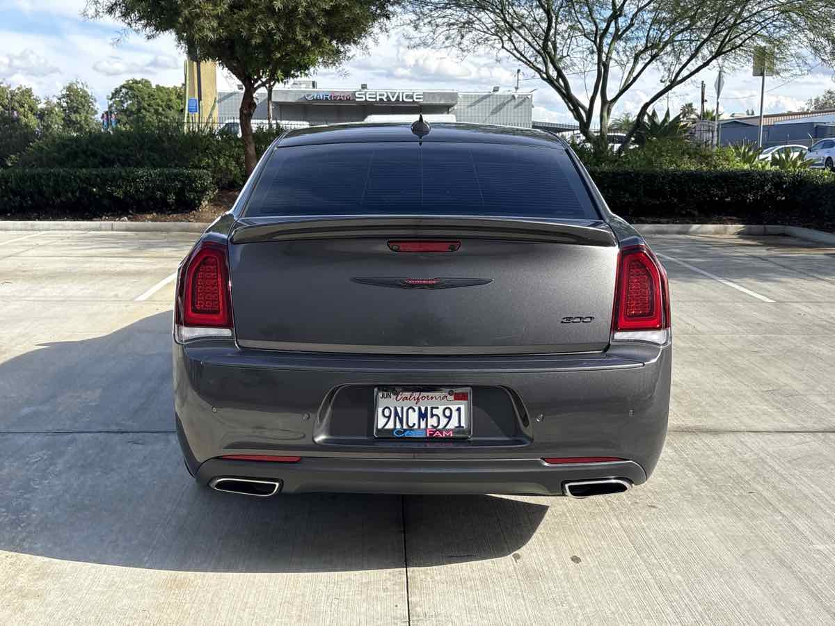 2021 Chrysler 300 photo 4