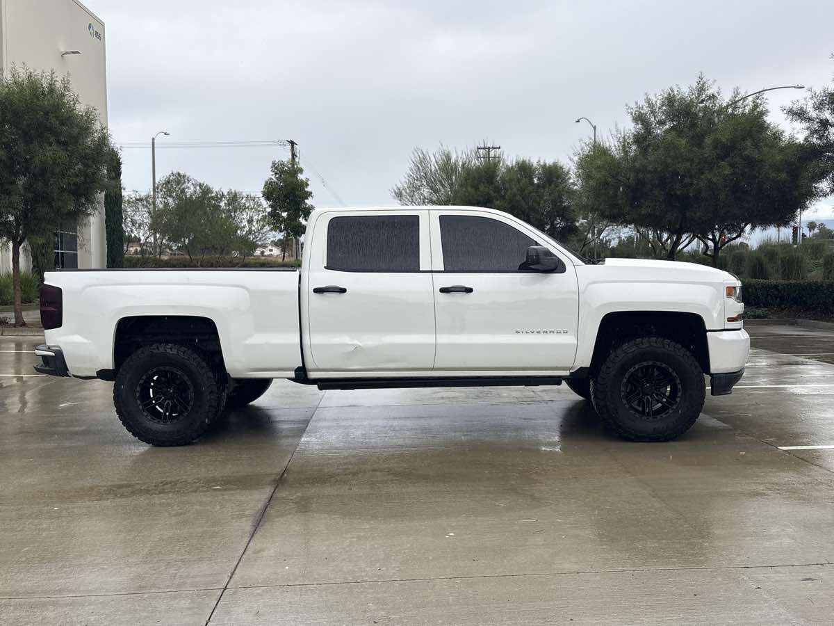 2018 Chevrolet Silverado 1500 Custom photo 2