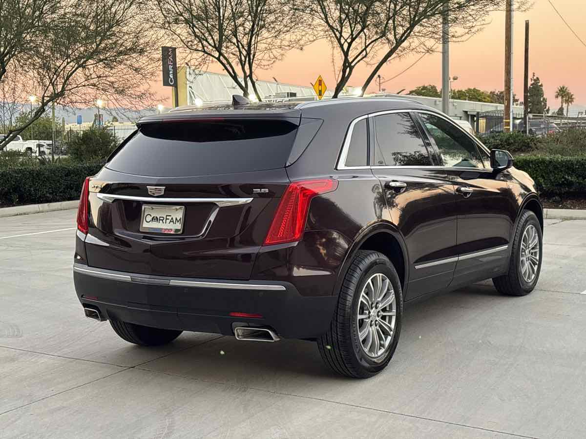 2018 Cadillac XT5 Luxury photo 2