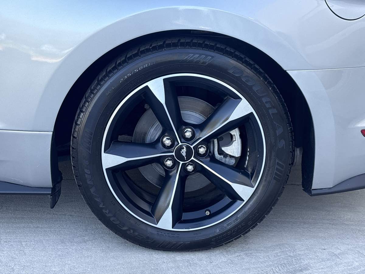 2020 Ford Mustang EcoBoost - Photo 17
