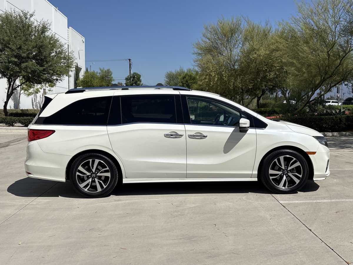 Photo 2 of this Honda Odyssey