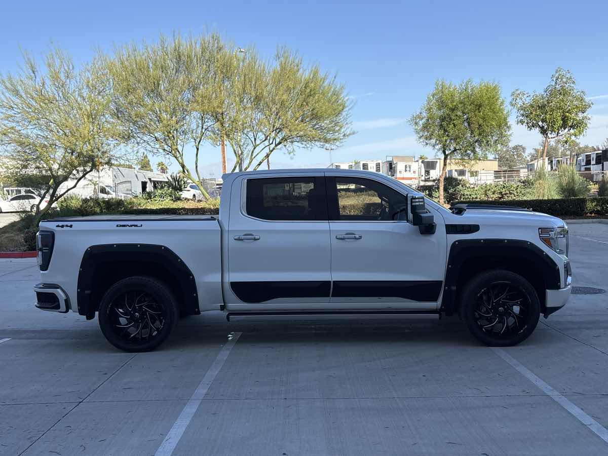 Photo 2 of this GMC Sierra 1500