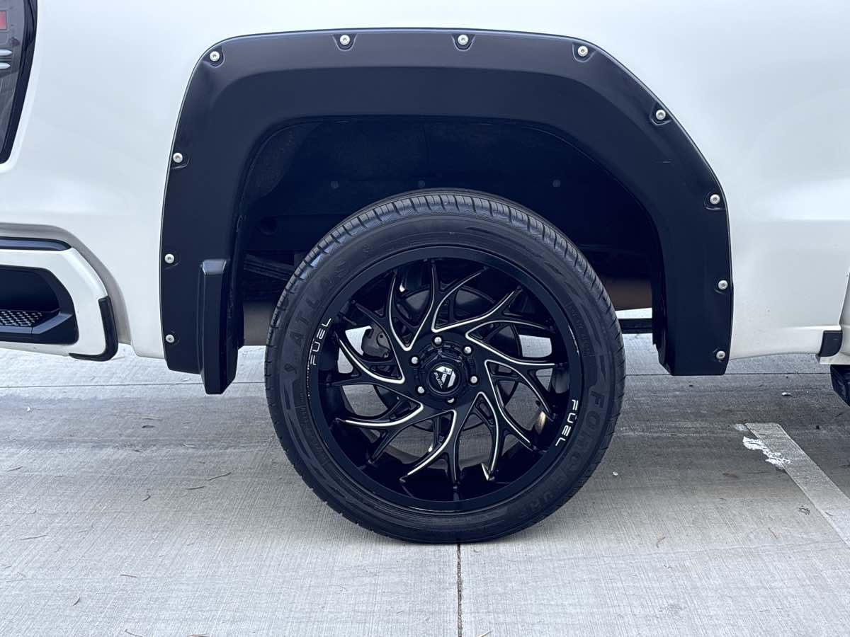 Photo 9 of this GMC Sierra 1500