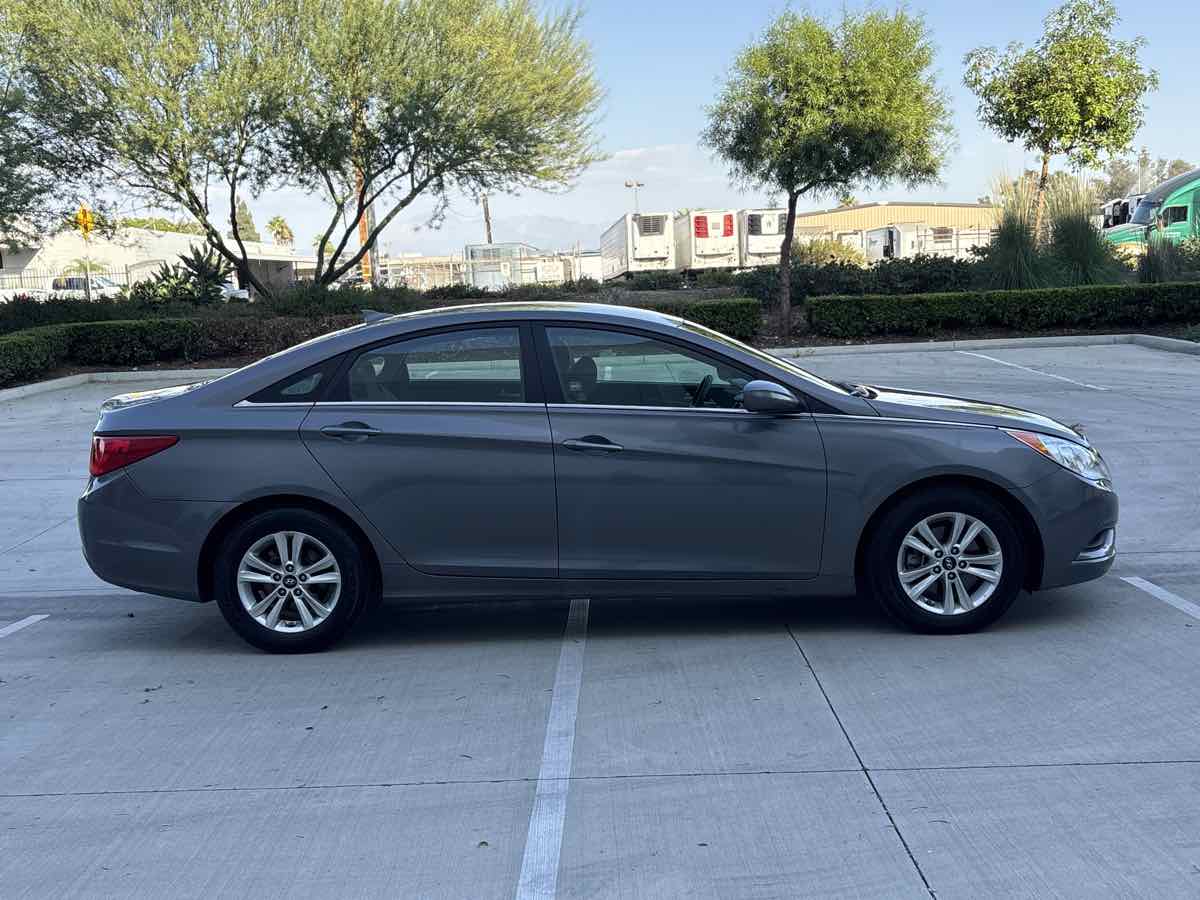 Photo 2 of this Hyundai Sonata