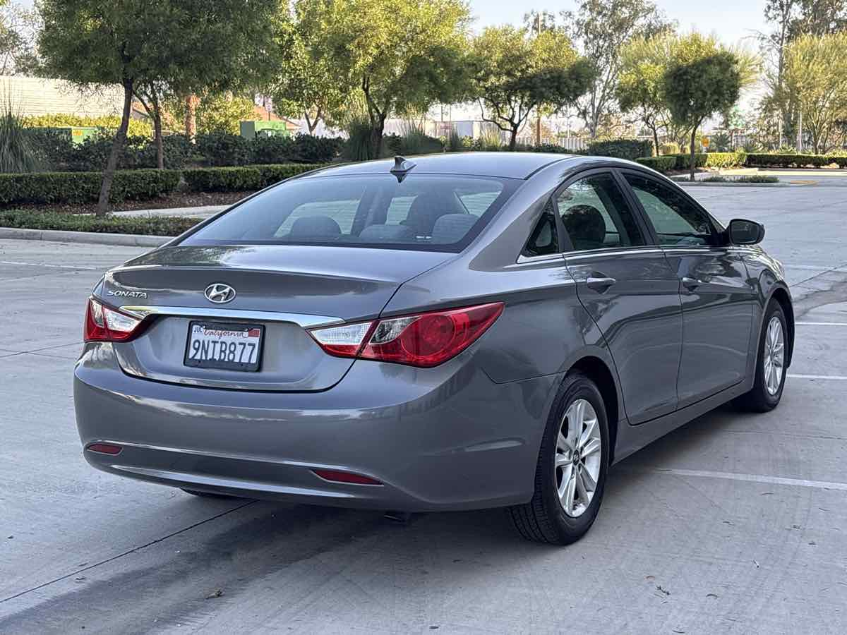 Photo 3 of this Hyundai Sonata