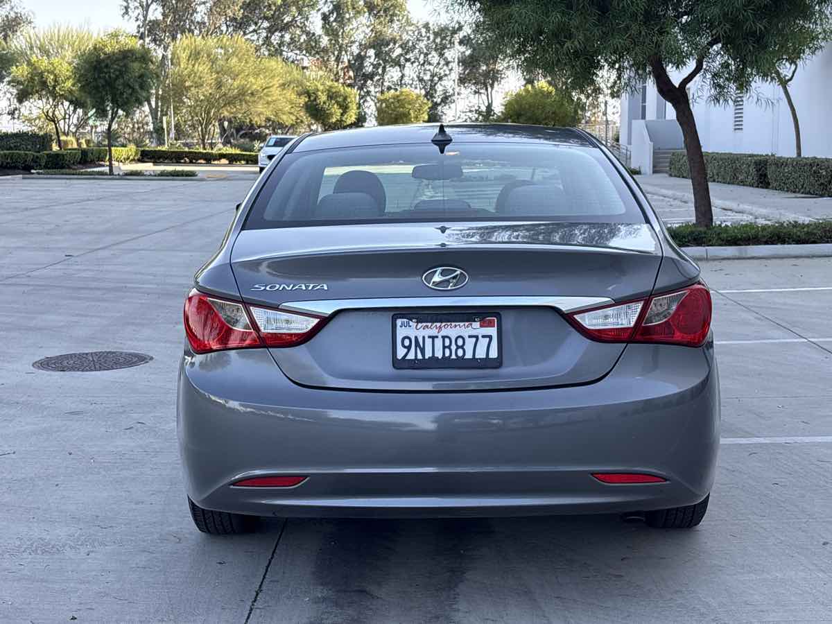Photo 4 of this Hyundai Sonata