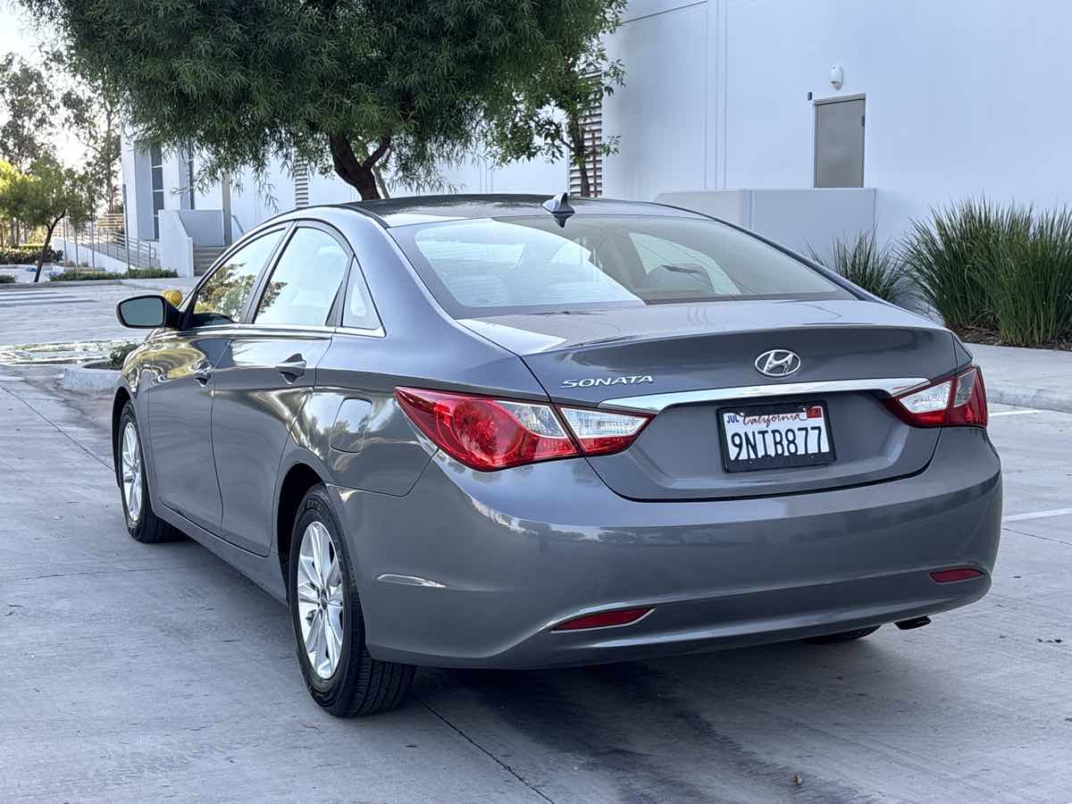 Photo 5 of this Hyundai Sonata