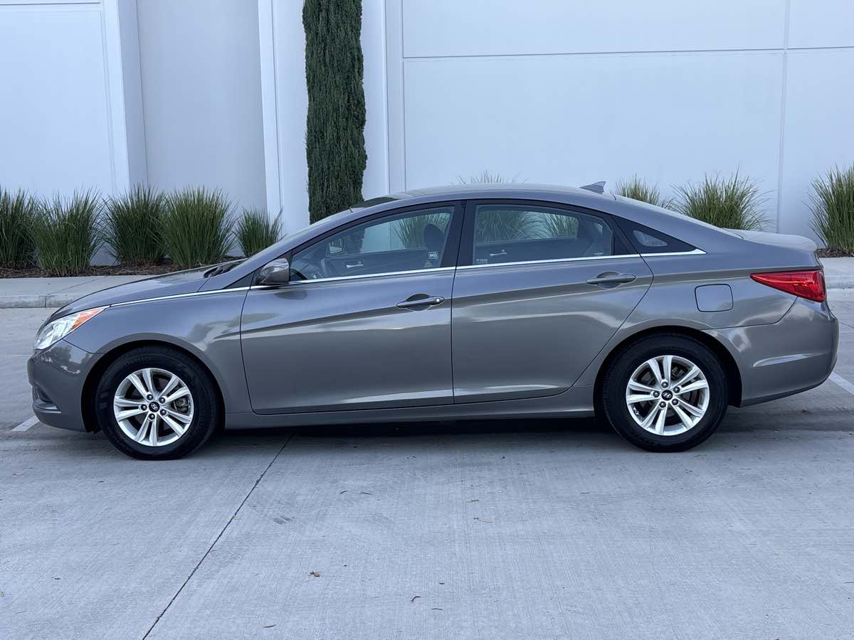 Photo 6 of this Hyundai Sonata