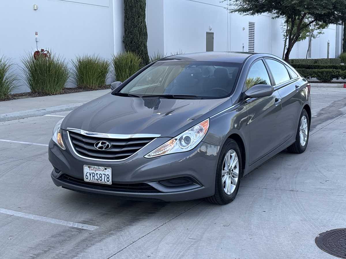Photo 7 of this Hyundai Sonata
