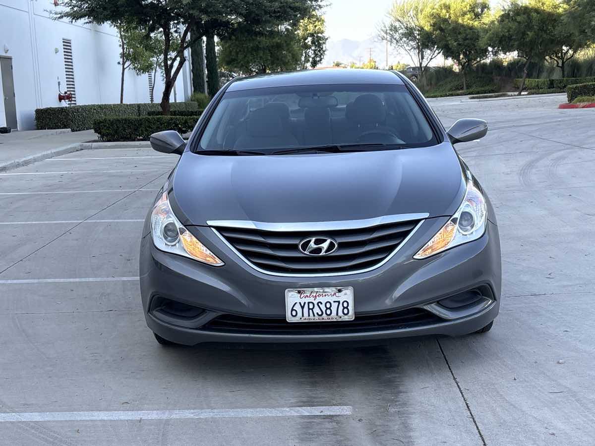 Photo 8 of this Hyundai Sonata