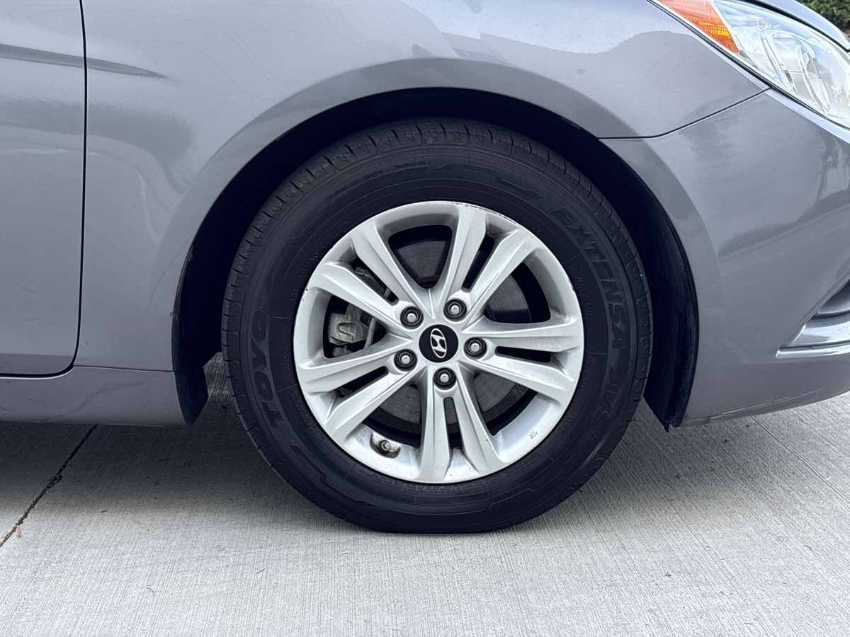 Photo 9 of this Hyundai Sonata