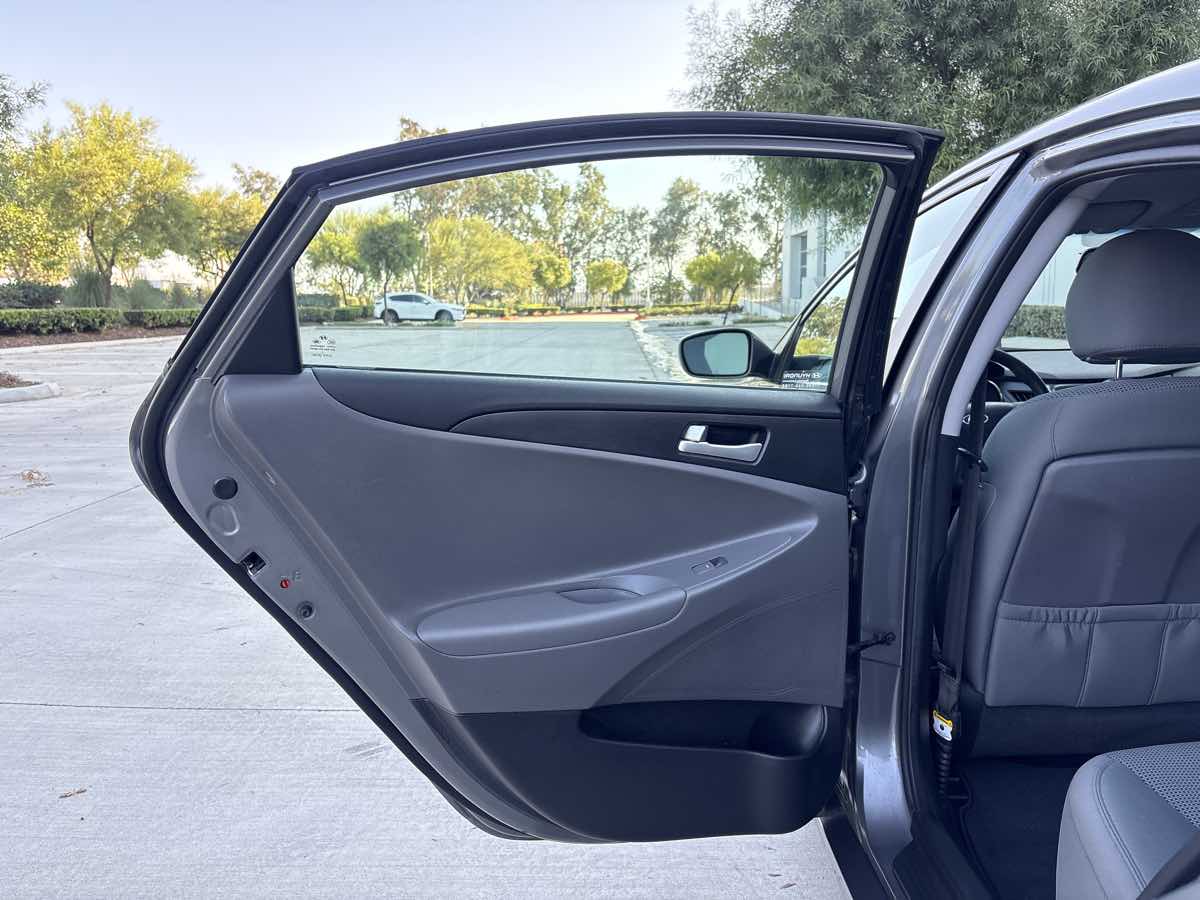 Photo 11 of this Hyundai Sonata