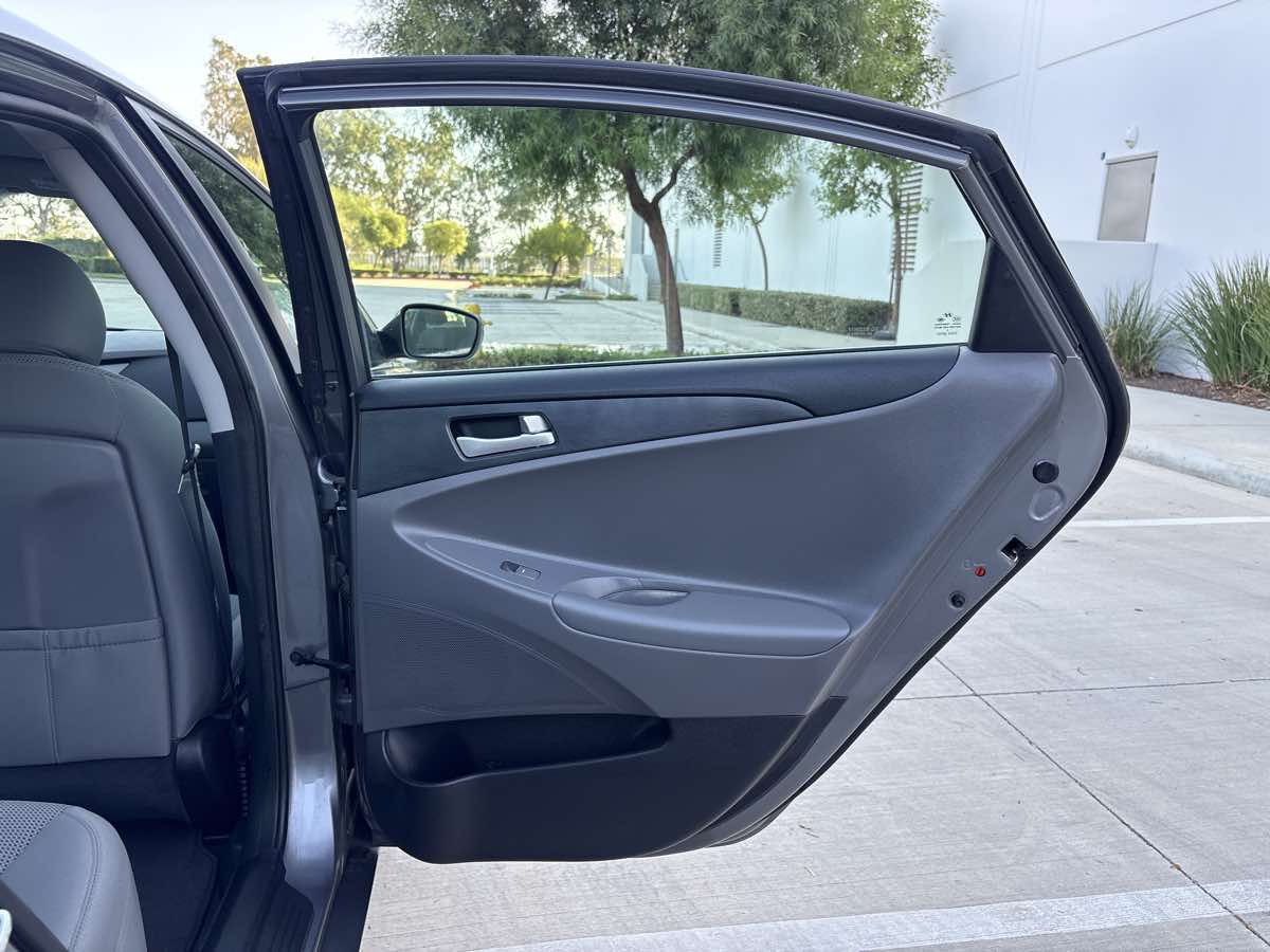 Photo 13 of this Hyundai Sonata