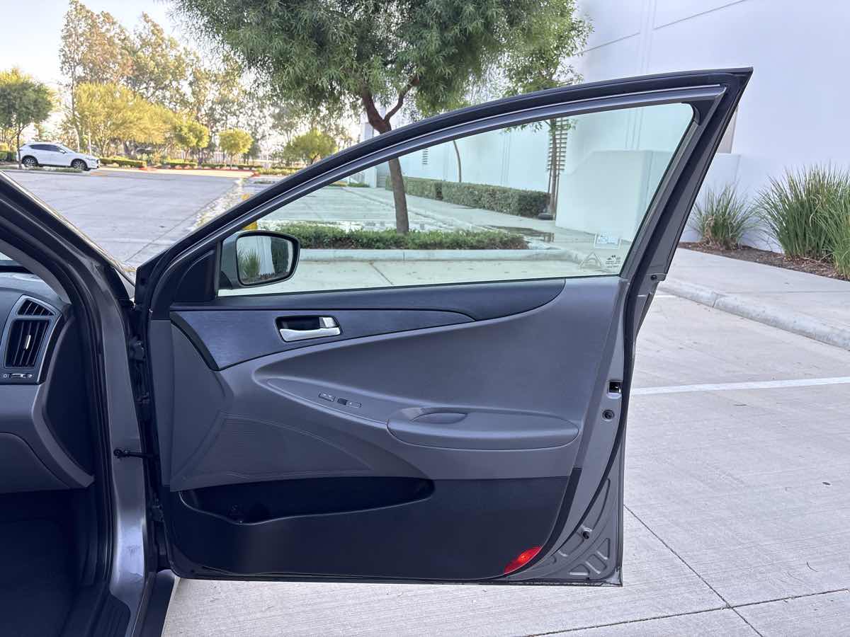 Photo 15 of this Hyundai Sonata