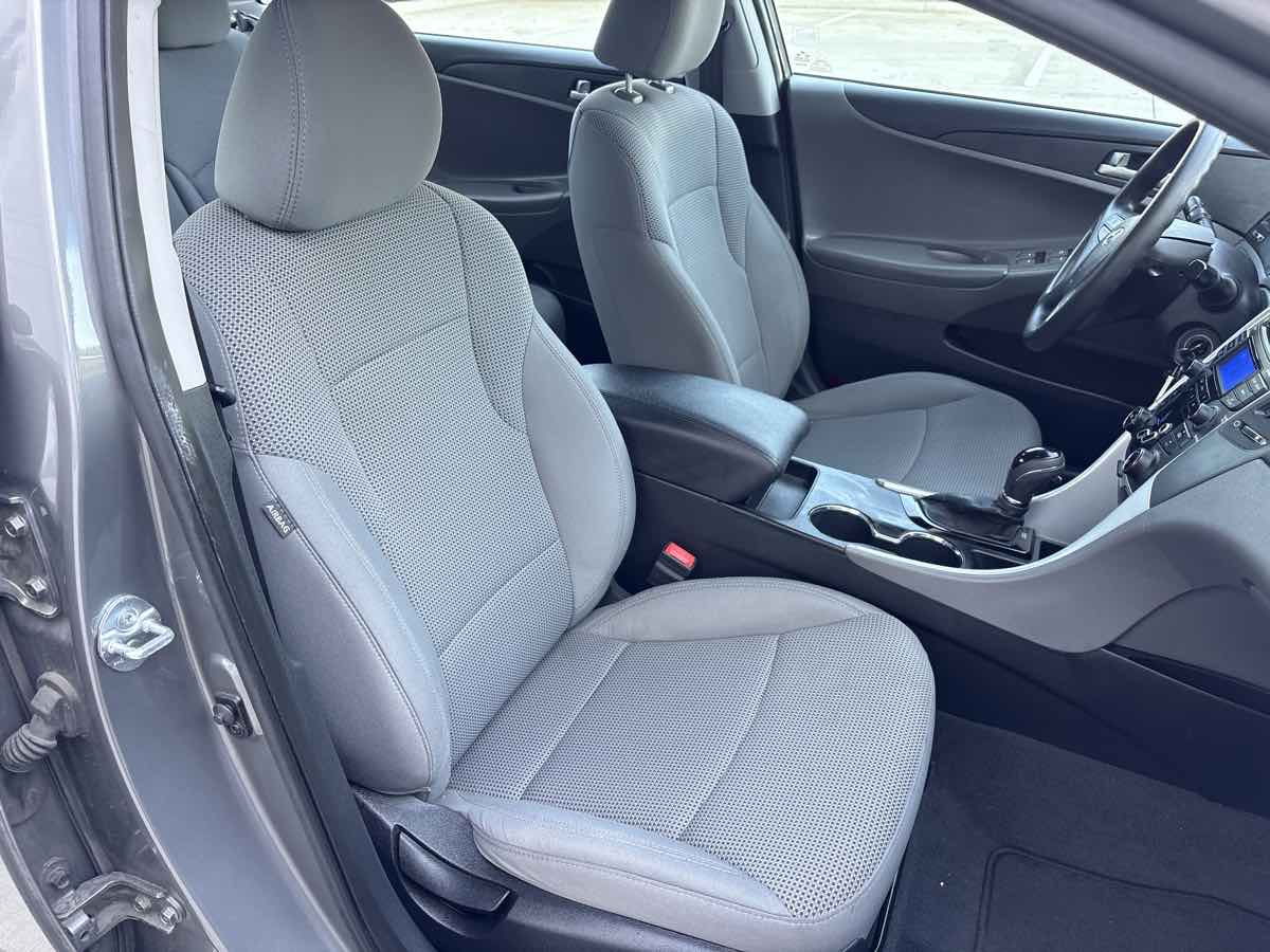 Photo 16 of this Hyundai Sonata
