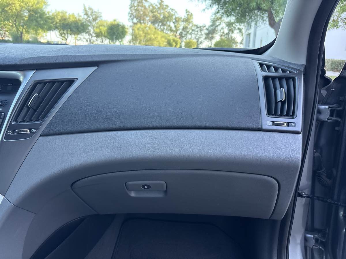 Photo 17 of this Hyundai Sonata
