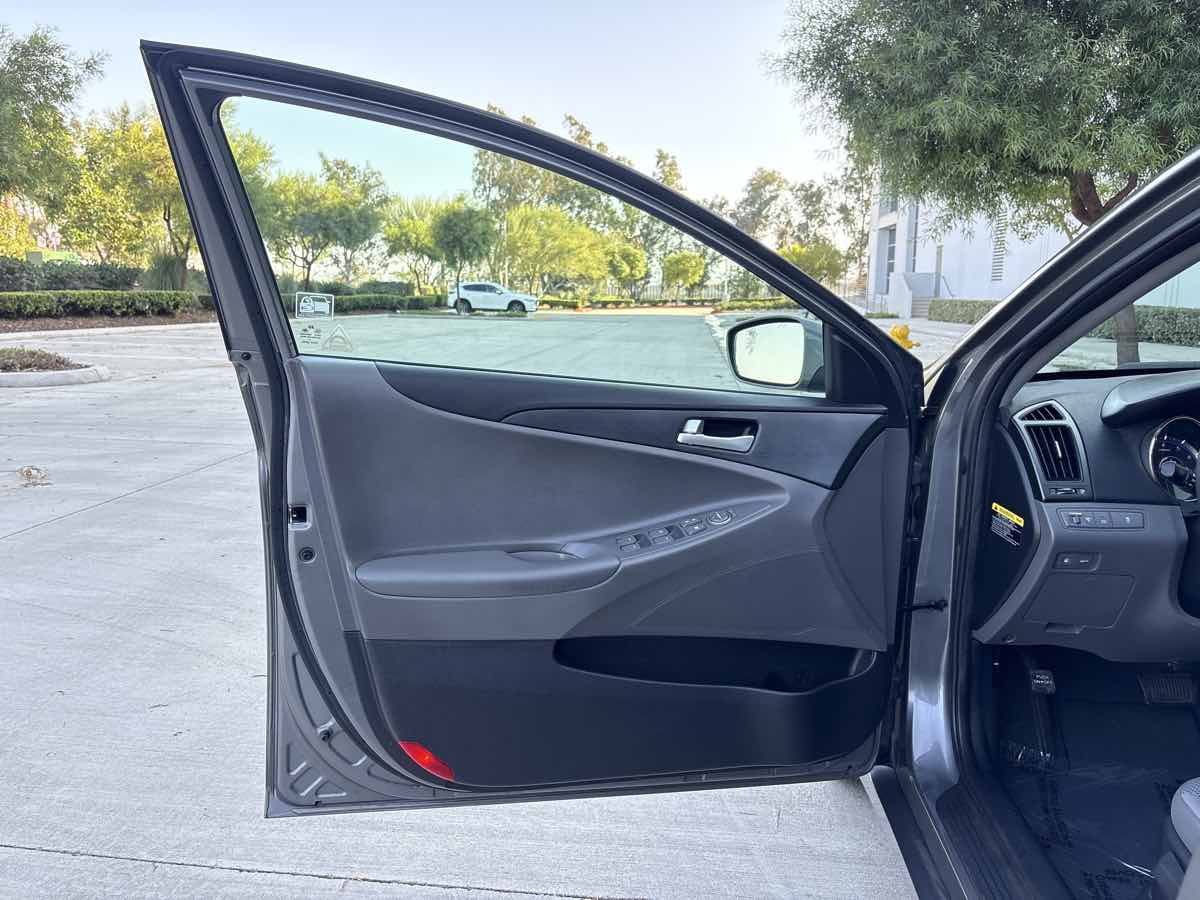 Photo 18 of this Hyundai Sonata