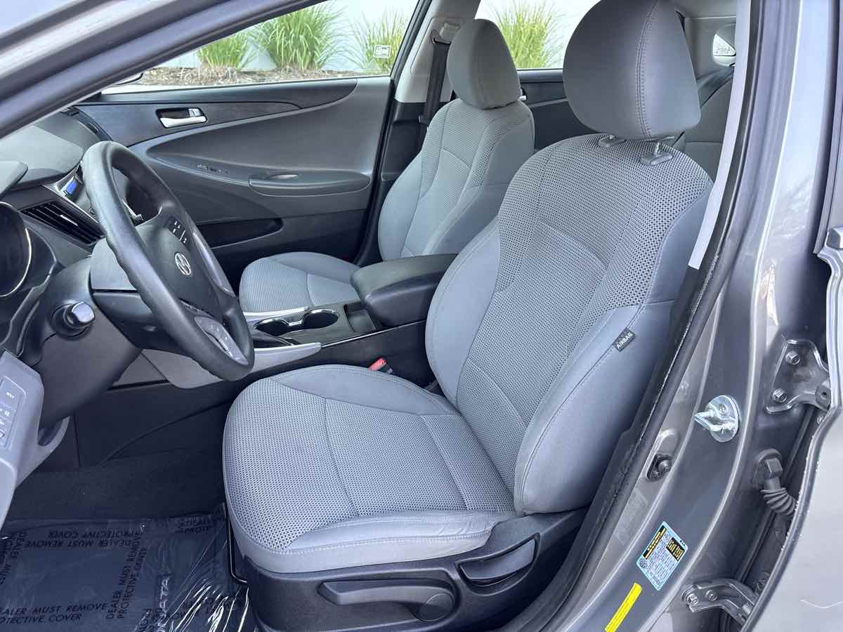 Photo 19 of this Hyundai Sonata