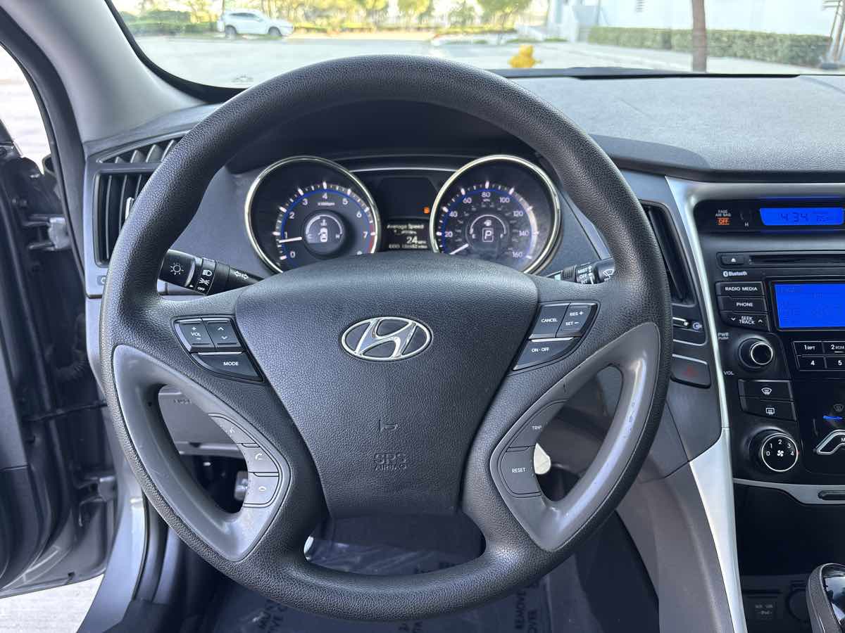 Photo 21 of this Hyundai Sonata