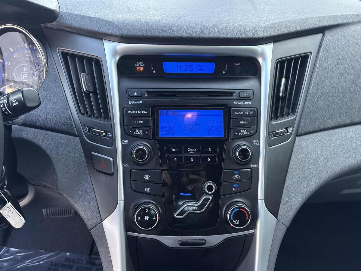 Photo 23 of this Hyundai Sonata