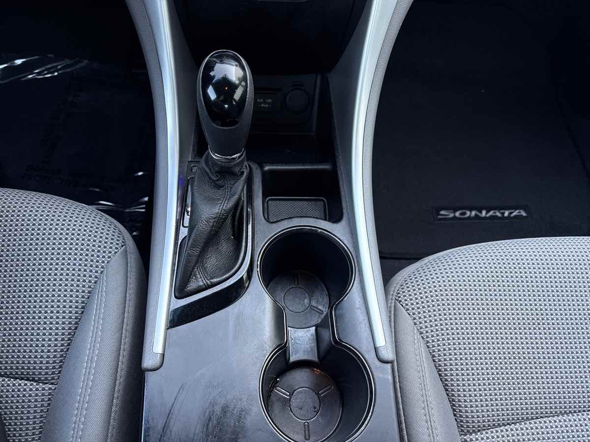 Photo 24 of this Hyundai Sonata