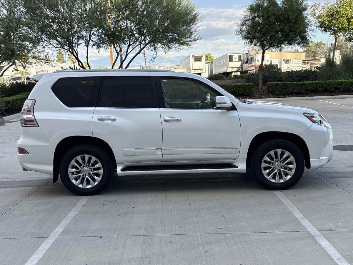 Photo 2 of this Lexus GX 460