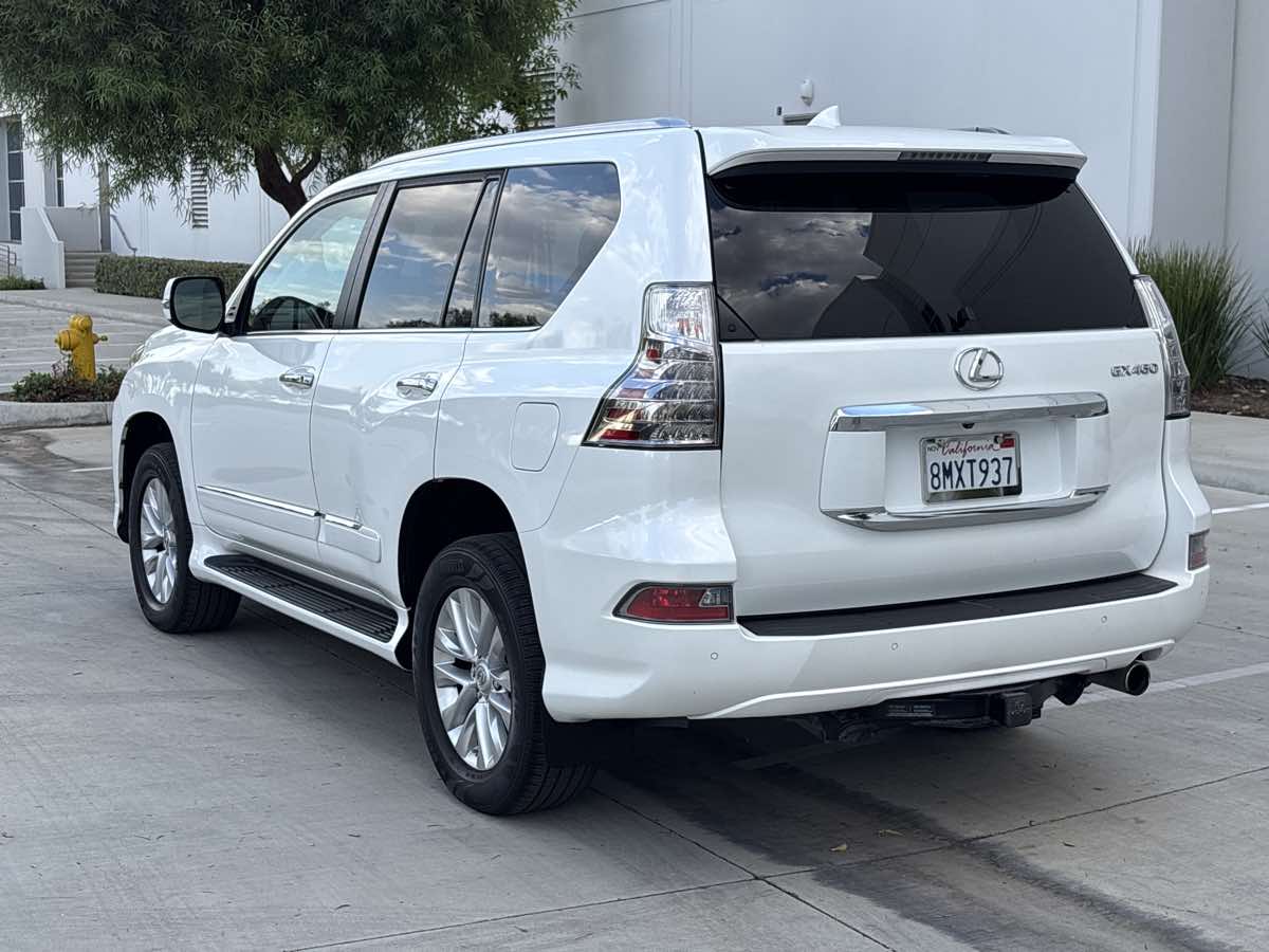 Photo 5 of this Lexus GX 460