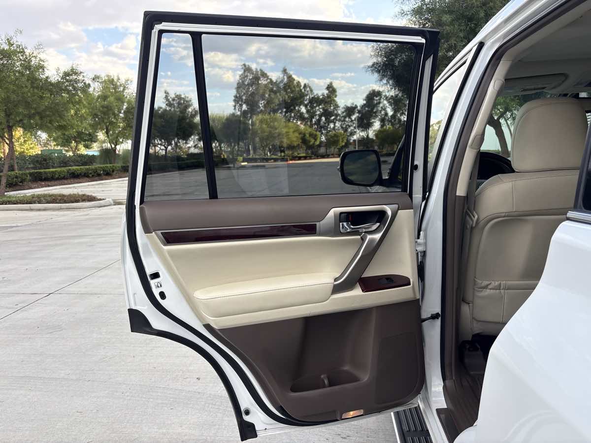 Photo 11 of this Lexus GX 460