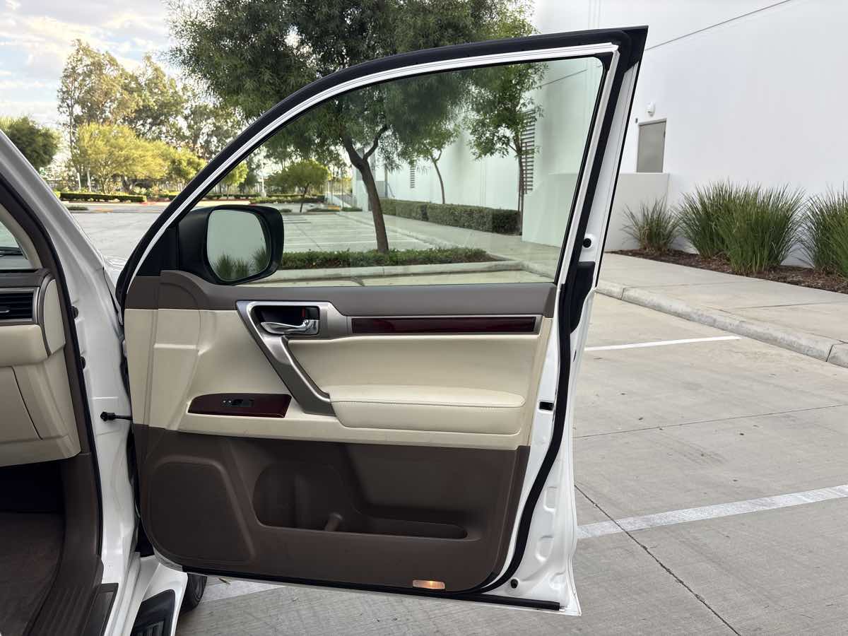 Photo 17 of this Lexus GX 460