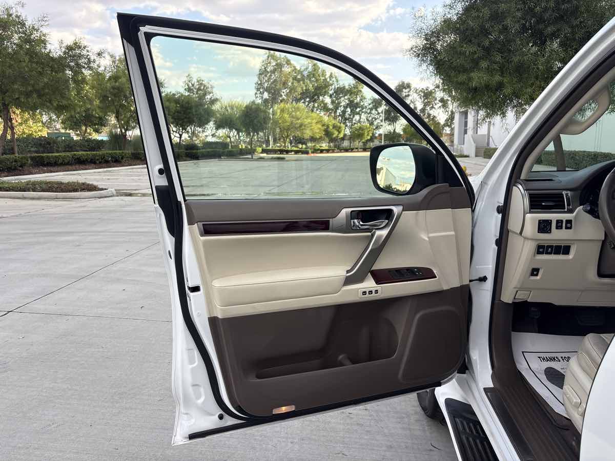 Photo 19 of this Lexus GX 460