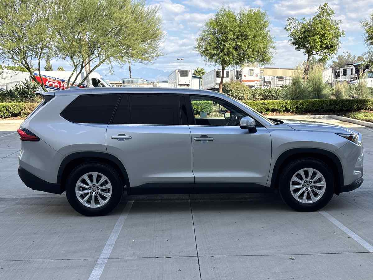 Photo 2 of this Toyota Grand Highlander
