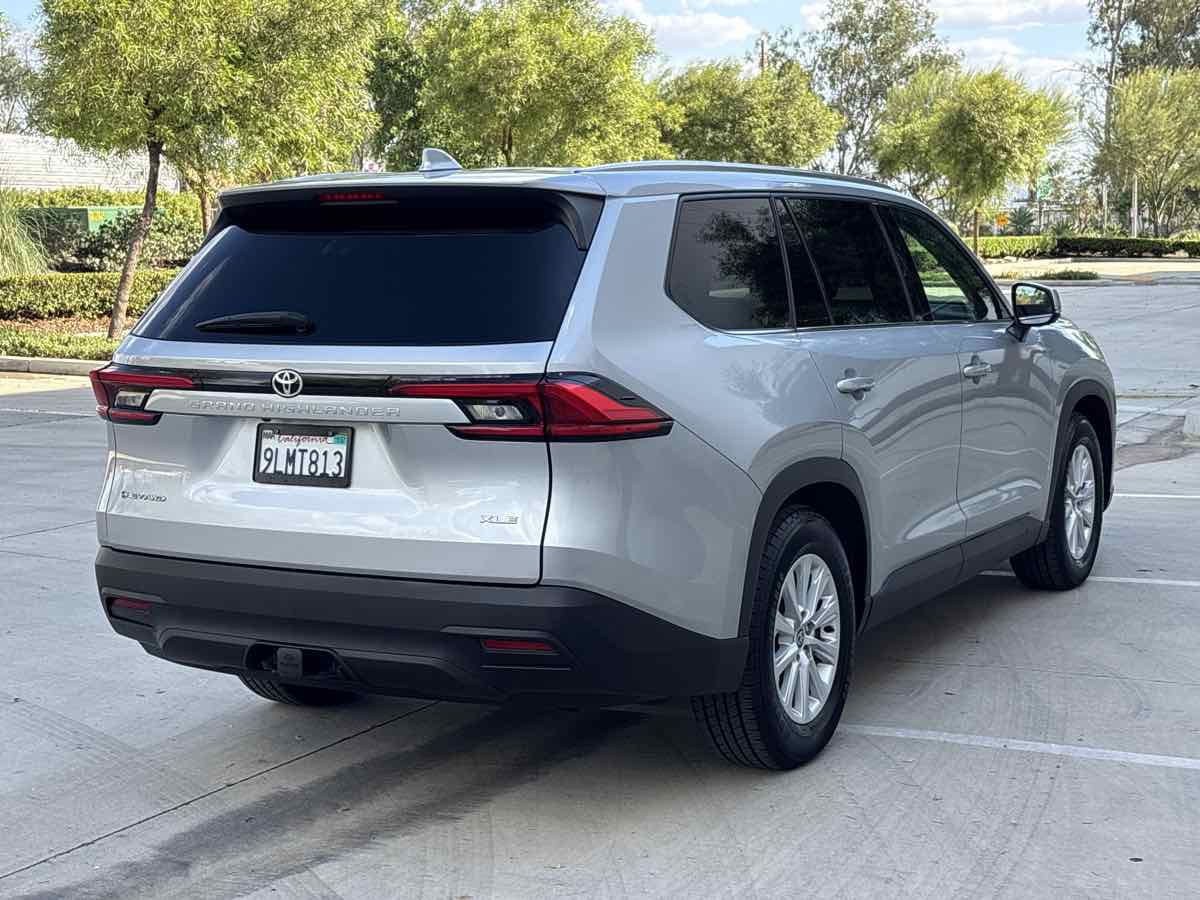 Photo 3 of this Toyota Grand Highlander