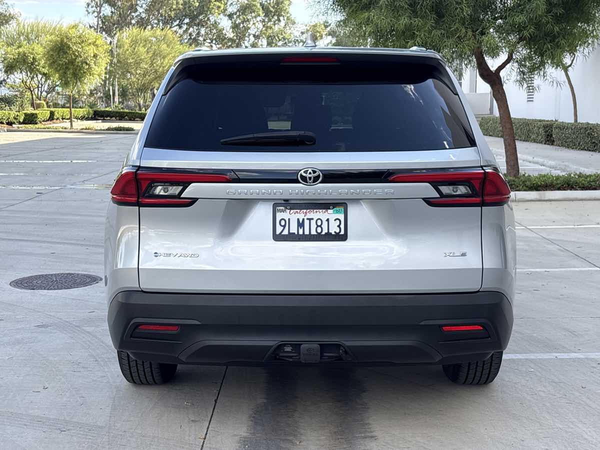 Photo 4 of this Toyota Grand Highlander