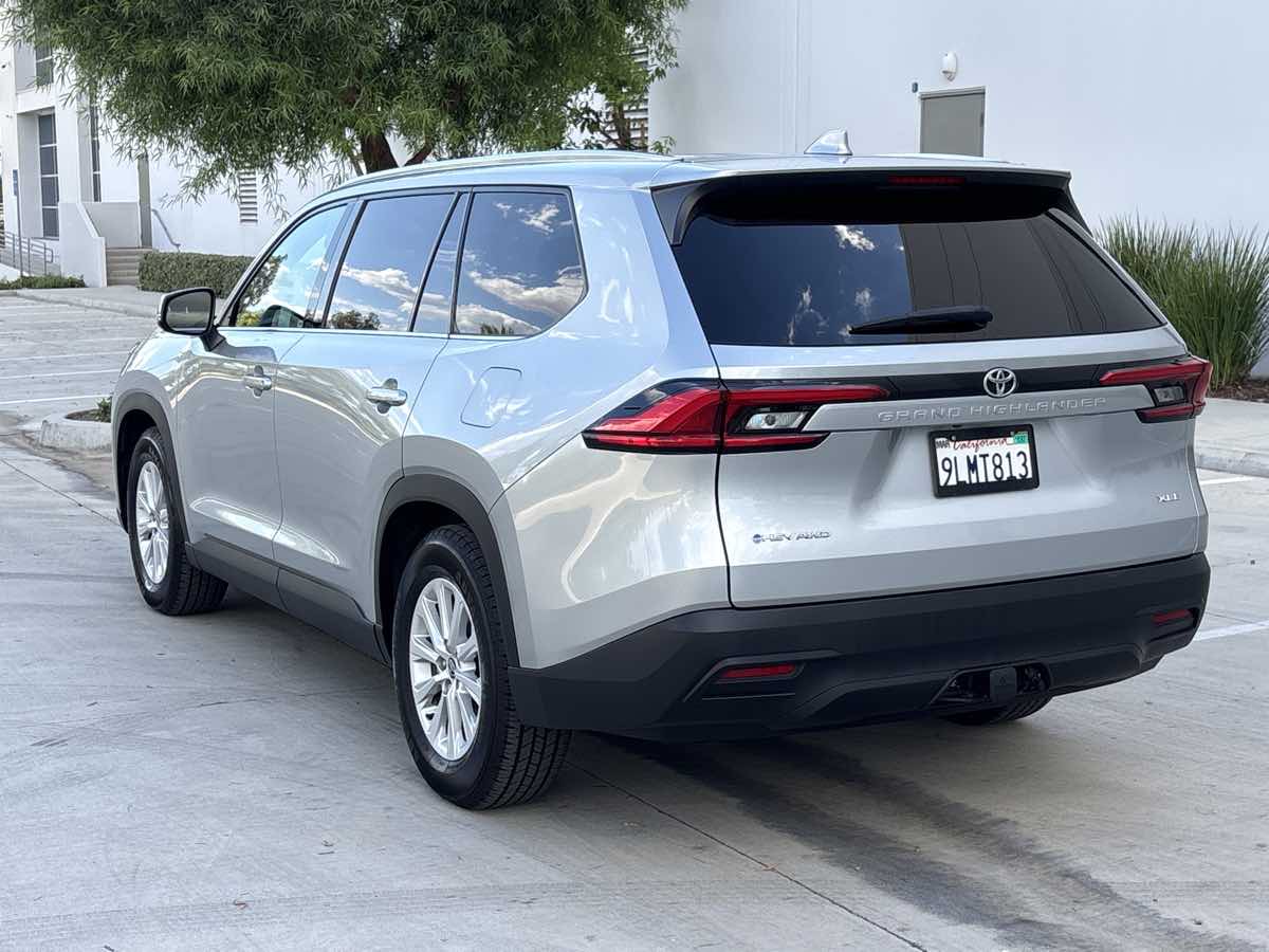 Photo 5 of this Toyota Grand Highlander