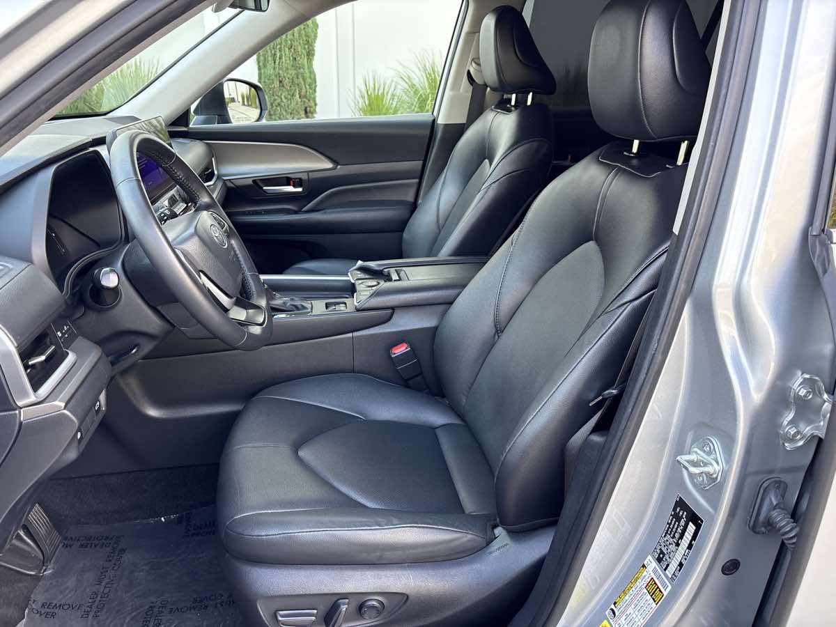 Photo 23 of this Toyota Grand Highlander