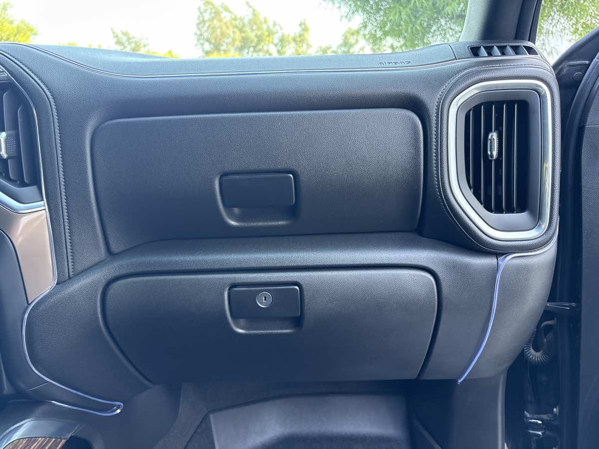 Photo 16 of this Chevrolet Silverado 1500