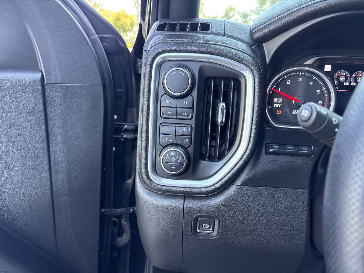 Photo 19 of this Chevrolet Silverado 1500