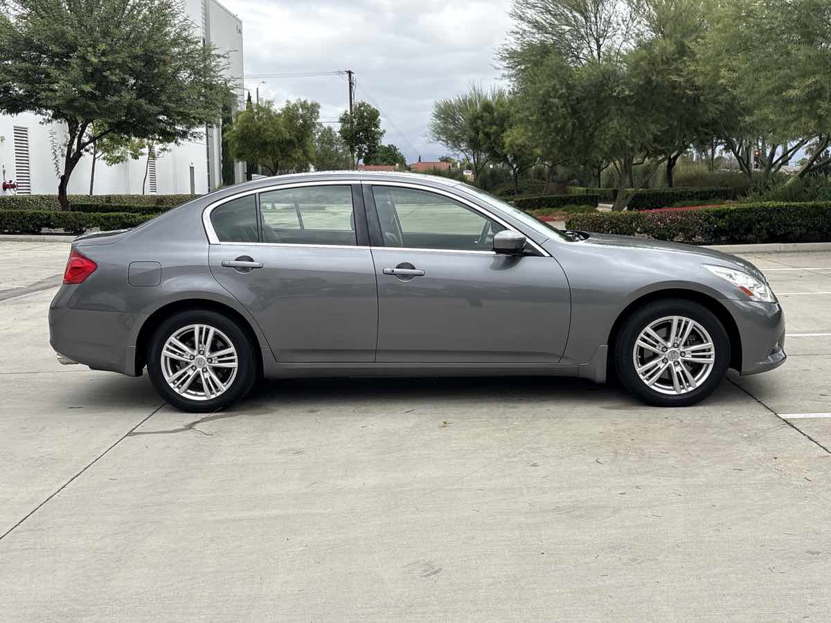 Photo 2 of this INFINITI G37 Sedan