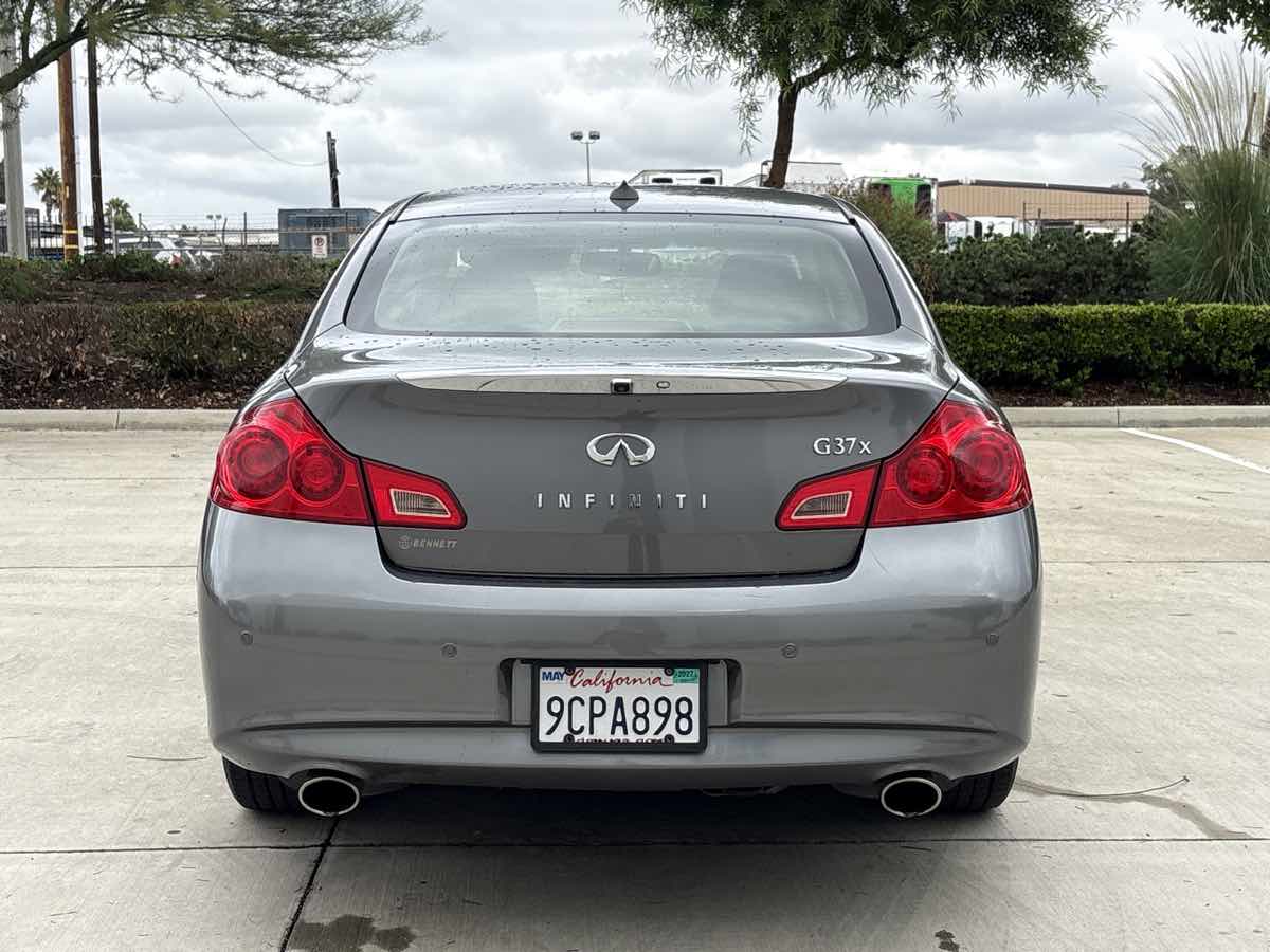 Photo 4 of this INFINITI G37 Sedan