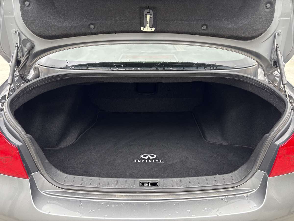 Photo 10 of this INFINITI G37 Sedan