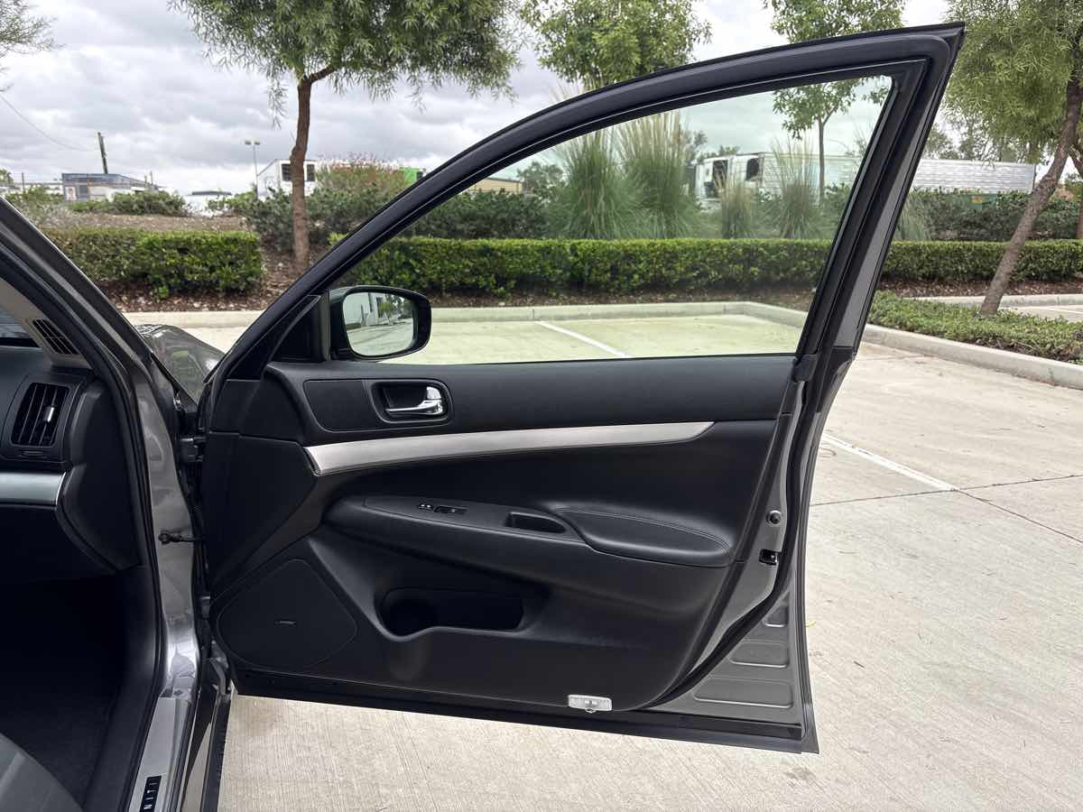 Photo 15 of this INFINITI G37 Sedan