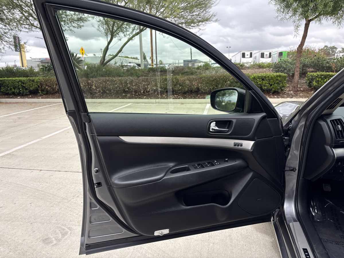 Photo 18 of this INFINITI G37 Sedan
