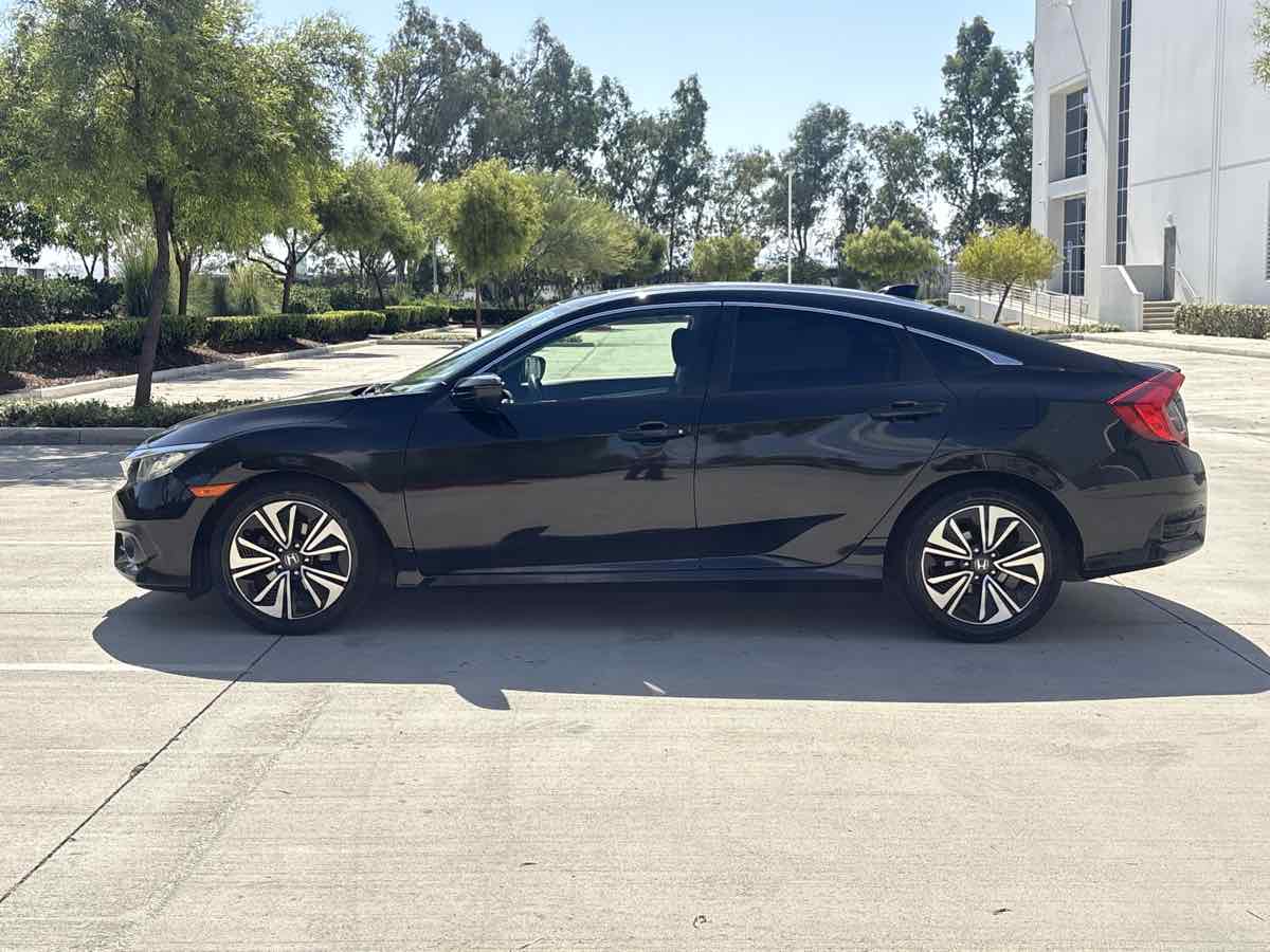 Photo 6 of this Honda Civic Sedan