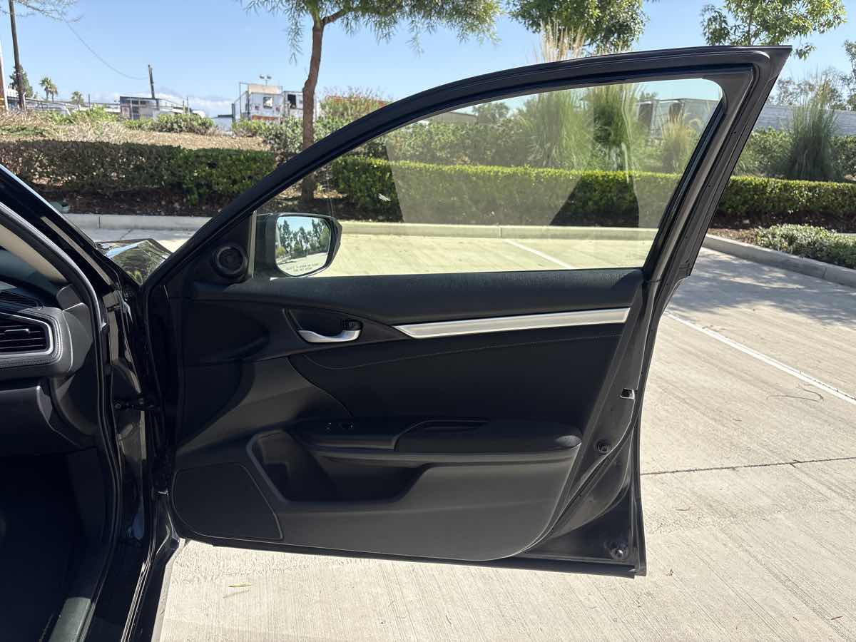 Photo 15 of this Honda Civic Sedan