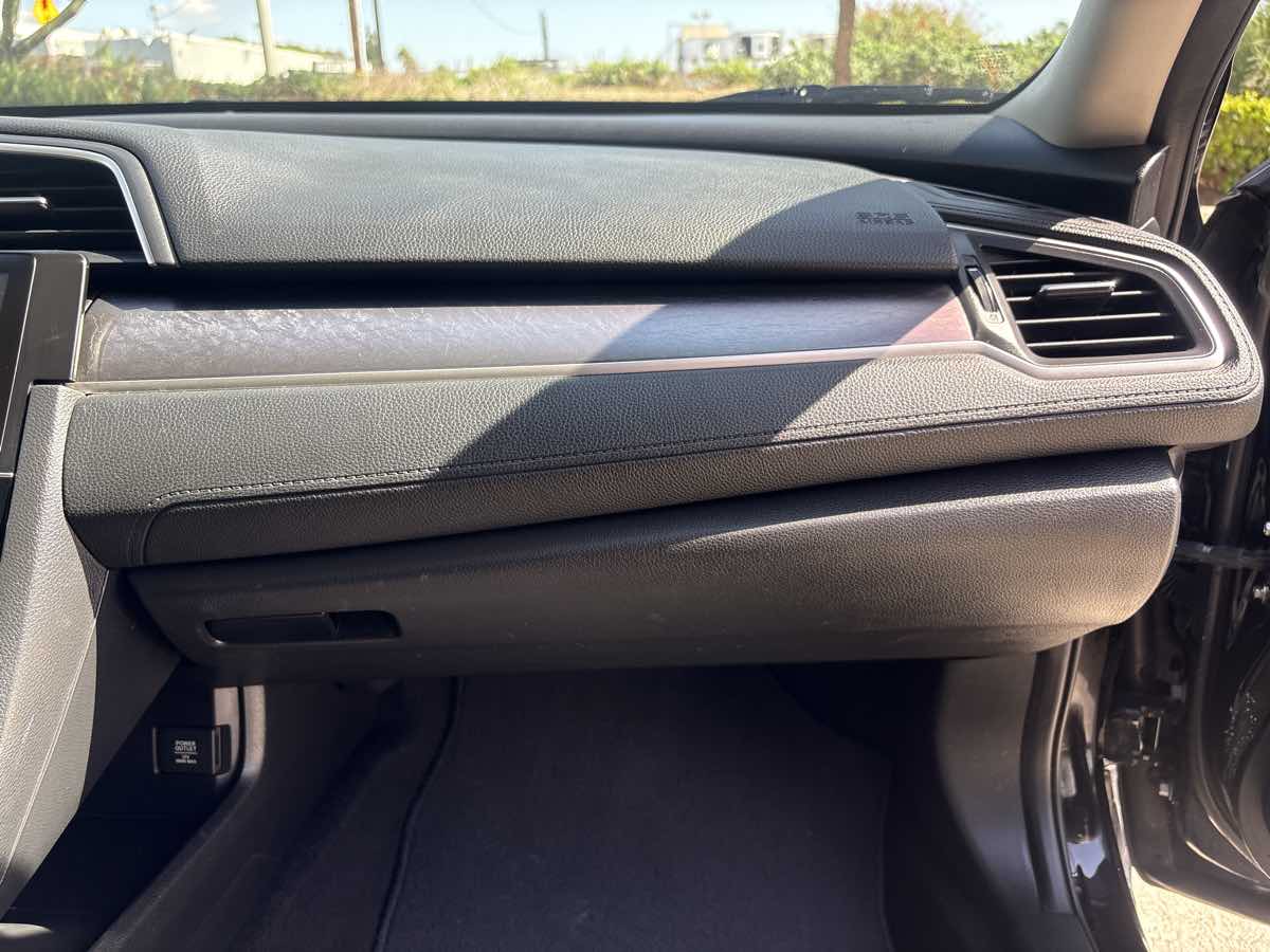 Photo 17 of this Honda Civic Sedan